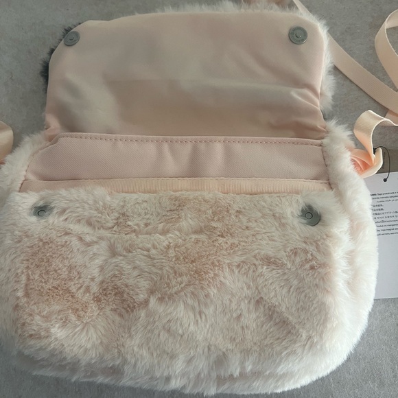 BAG NIKE SPORTSWEAR WOMEN'S FAUX FUR TOTE - Picture 4 of 9